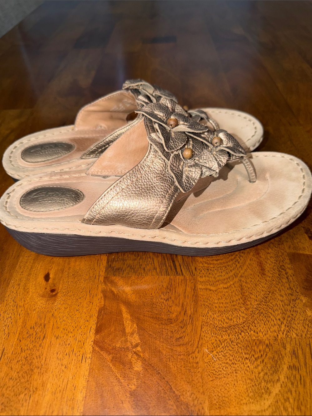 Clarks Artisan women’s 10 Metallic Gold Floral Wedge Thong Sandals - Picture 8 of 11